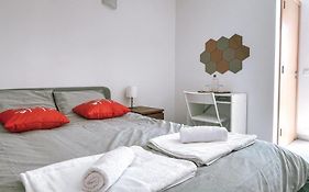Seaside Room In A Peniche Townhouse Featuring A Private Bathroom And Shared Access To The Swimming Pool And Kitchen