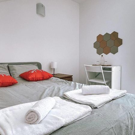 Seaside Room In A Peniche Townhouse Featuring A Private Bathroom And Shared Access To The Swimming Pool And Kitchen Atouguia Da Baleia Extérieur photo