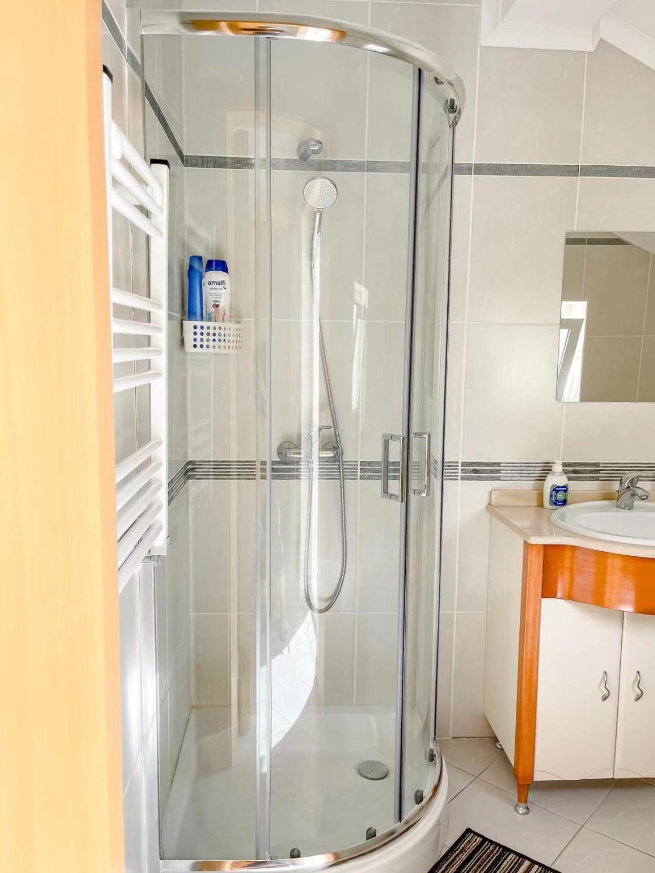 Seaside Room In A Peniche Townhouse Featuring A Private Bathroom And Shared Access To The Swimming Pool And Kitchen Atouguia Da Baleia Extérieur photo