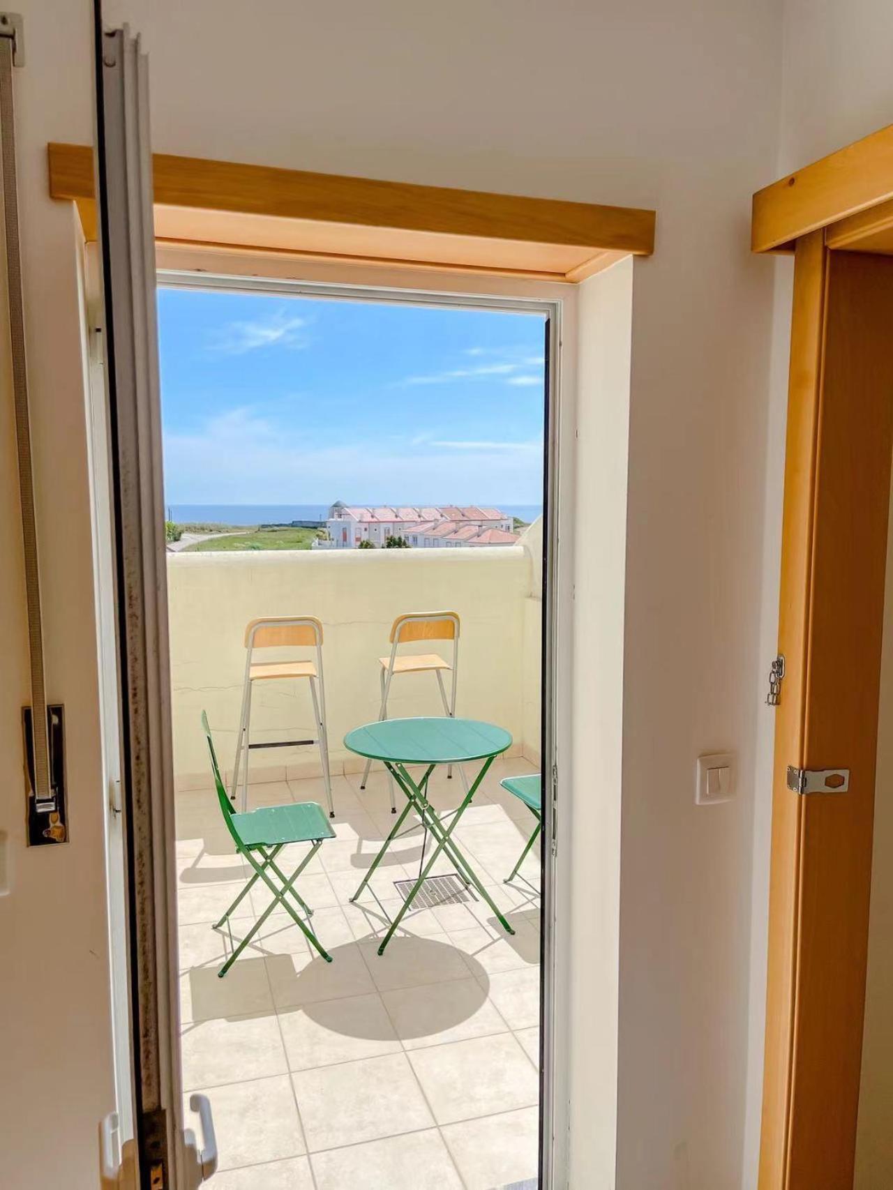 Seaside Room In A Peniche Townhouse Featuring A Private Bathroom And Shared Access To The Swimming Pool And Kitchen Atouguia Da Baleia Extérieur photo