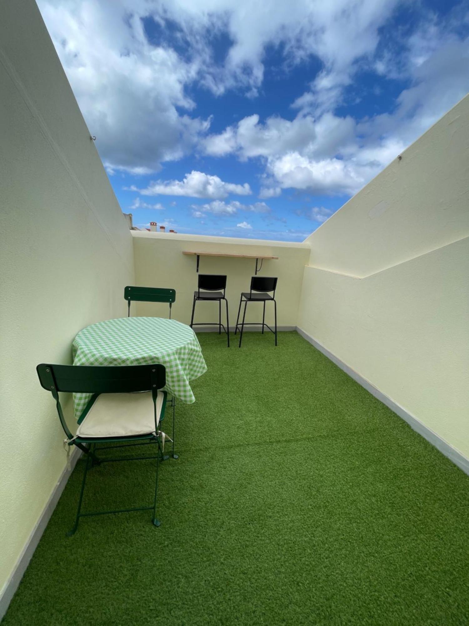 Seaside Room In A Peniche Townhouse Featuring A Private Bathroom And Shared Access To The Swimming Pool And Kitchen Atouguia Da Baleia Extérieur photo